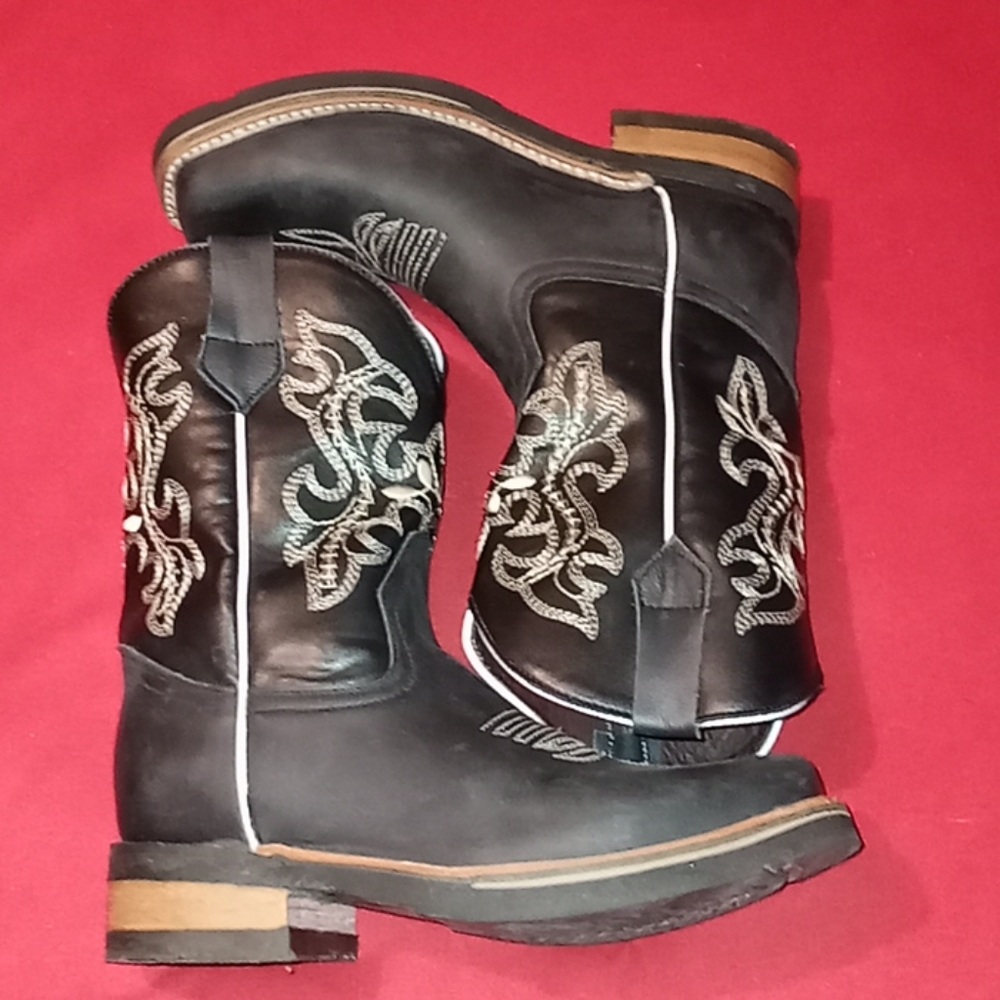 Cheke Boots  size 13.5 for little boys